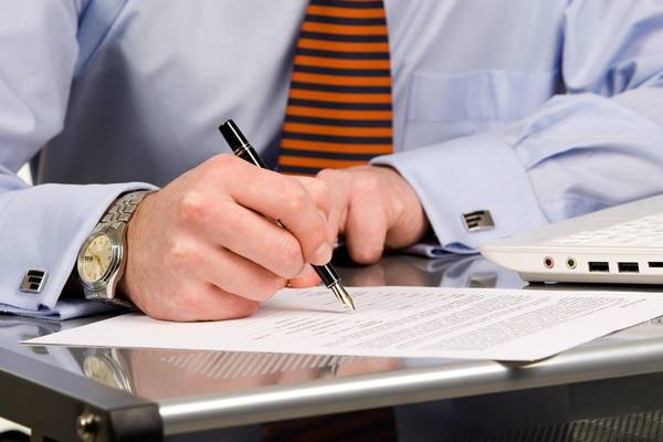 Où appeler en cas de panne de courant: comment savoir pourquoi ils l'ont éteint et quand ils donneront de la lumière