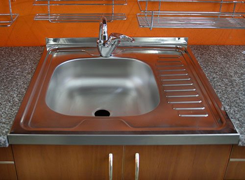 Comment installer un évier de cuisine dans un plan de travail ?