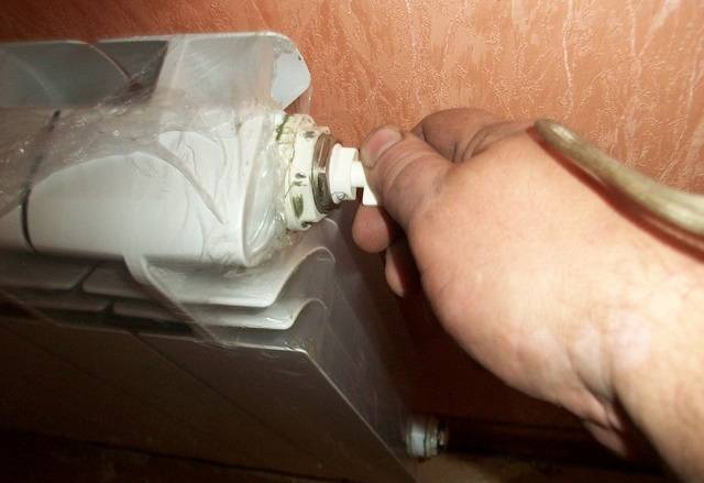 Soupape d'air pour évacuer l'air du système de chauffage