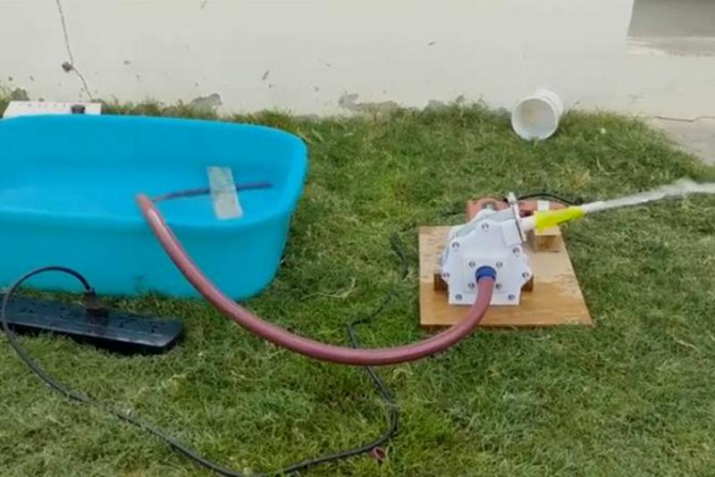 Pompe artisanale pour pomper de l'eau: analyse de 3 options que vous pouvez faire vous-même