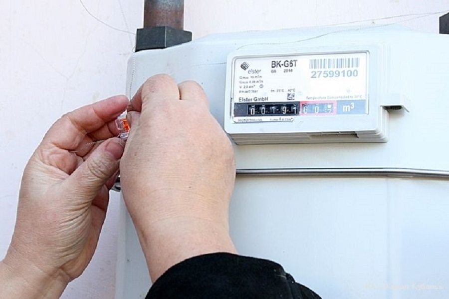 Vérification d'un compteur de gaz domestique en 2020: règles, méthodes et procédures, et de quoi s'agit-il, où et comment cela se passe-t-il, comment le mener, comment le font-ils dans un appartement et une maison privée?