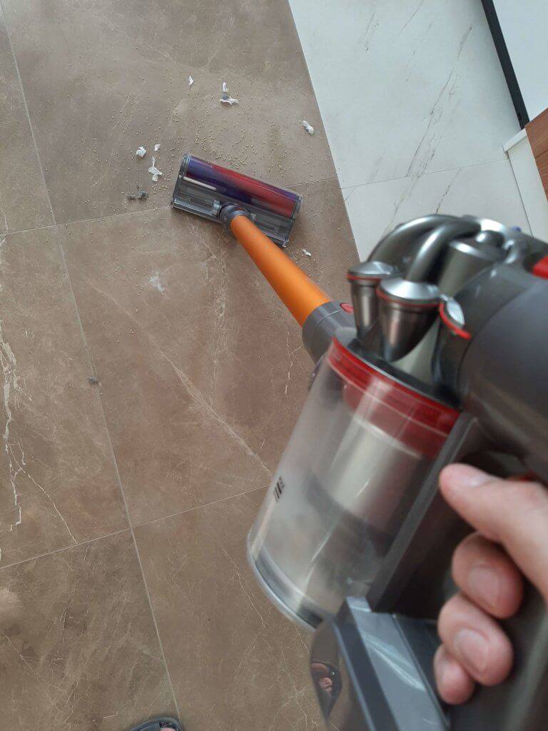 Revue de l'aspirateur sans fil Dyson V8 : une puissance de bâton sans précédent