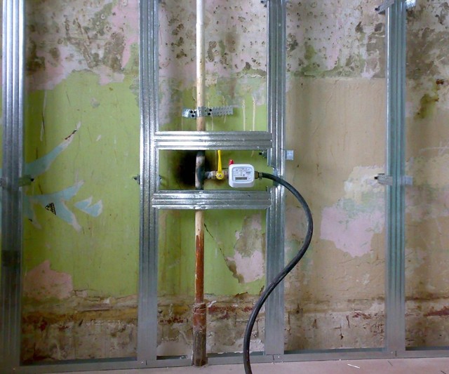 Est-il possible de fermer un tuyau de gaz avec un revêtement: les règles et les subtilités du masquage d'un gazoduc