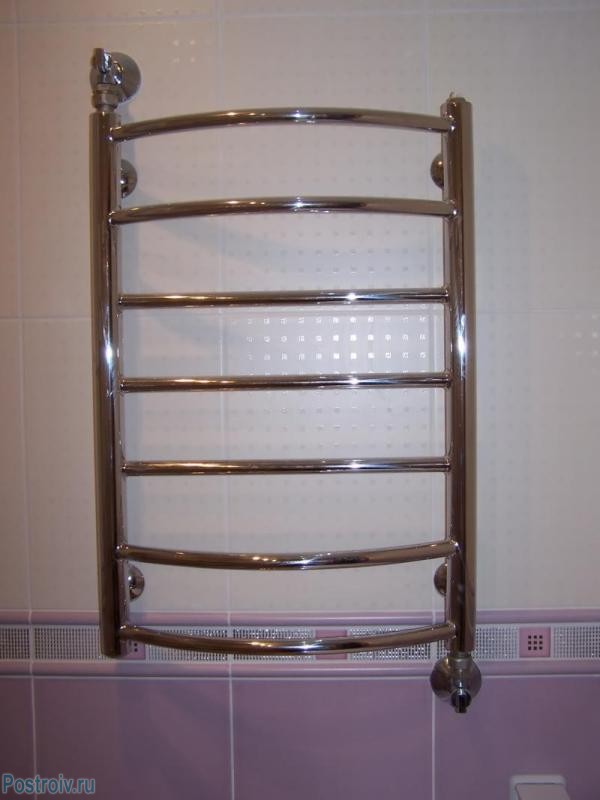 Comment remplacer un sèche-serviettes dans la salle de bain selon les règles