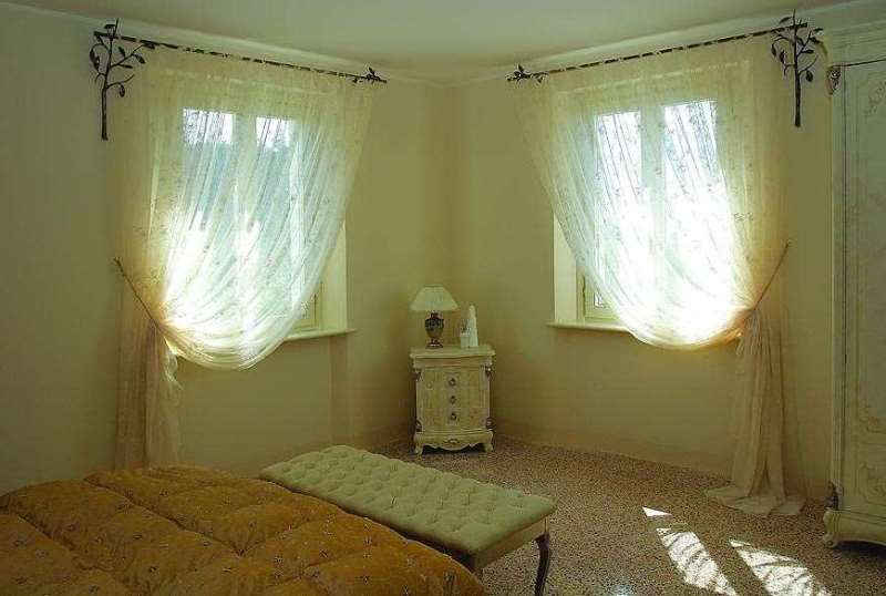 Comment accrocher des fenêtres avec du tulle sans corniches