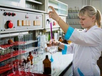 Nous fabriquons un filtre à eau de nos propres mains pour nettoyer l'eau des puits et des forages