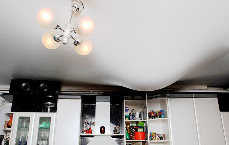 Plafonds tendus dans la cuisine: caractéristiques de choix, de conception et d'installation