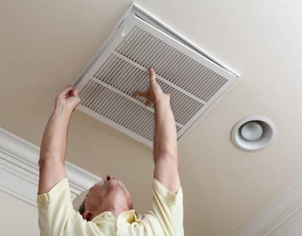 Comment vérifier la ventilation dans un appartement: règles de vérification des conduits de ventilation