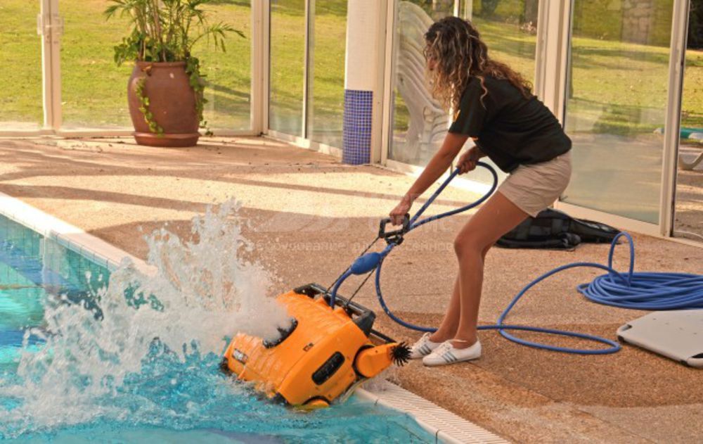 Le meilleur aspirateur robot pour la piscine : top 10 des modèles + nuances de choix