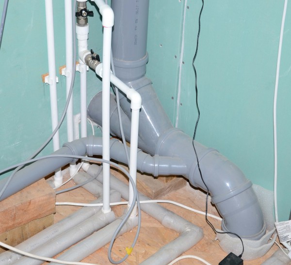 Tuyau de ventilateur (48 photos): qu'est-ce que c'est, schéma d'installation pour l'assainissement dans une maison privée, raccords pour options d'un diamètre de 110 mm