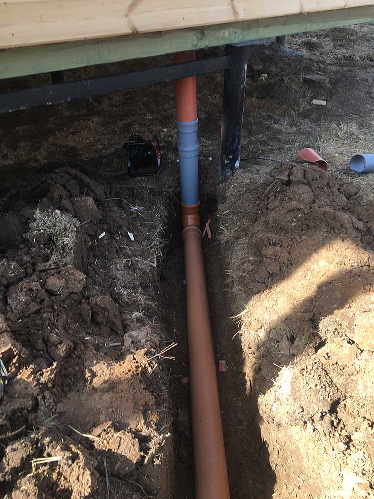 Profondeur d'égout: pose de tuyaux dans une maison privée