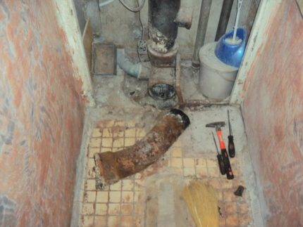 Toilette à sortie verticale: appareil, avantages et inconvénients, caractéristiques d'installation