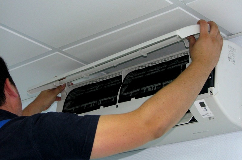 Comment nettoyer soi-même le climatiseur à la maison: fonctions de nettoyage et sécurité