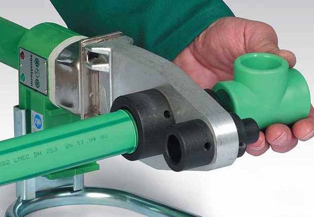 Comment se déroule le soudage bout à bout des tuyaux en polyéthylène: instructions de travail