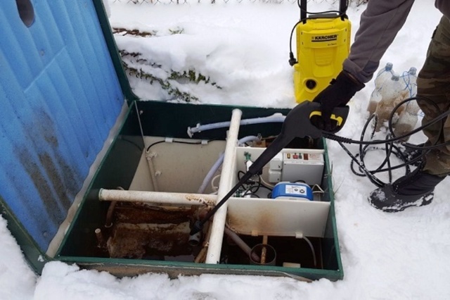 Conservation d'une fosse septique topas pour l'hiver: une vidéo sur la façon d'isoler une fosse, ça marche en hiver, de vos propres mains