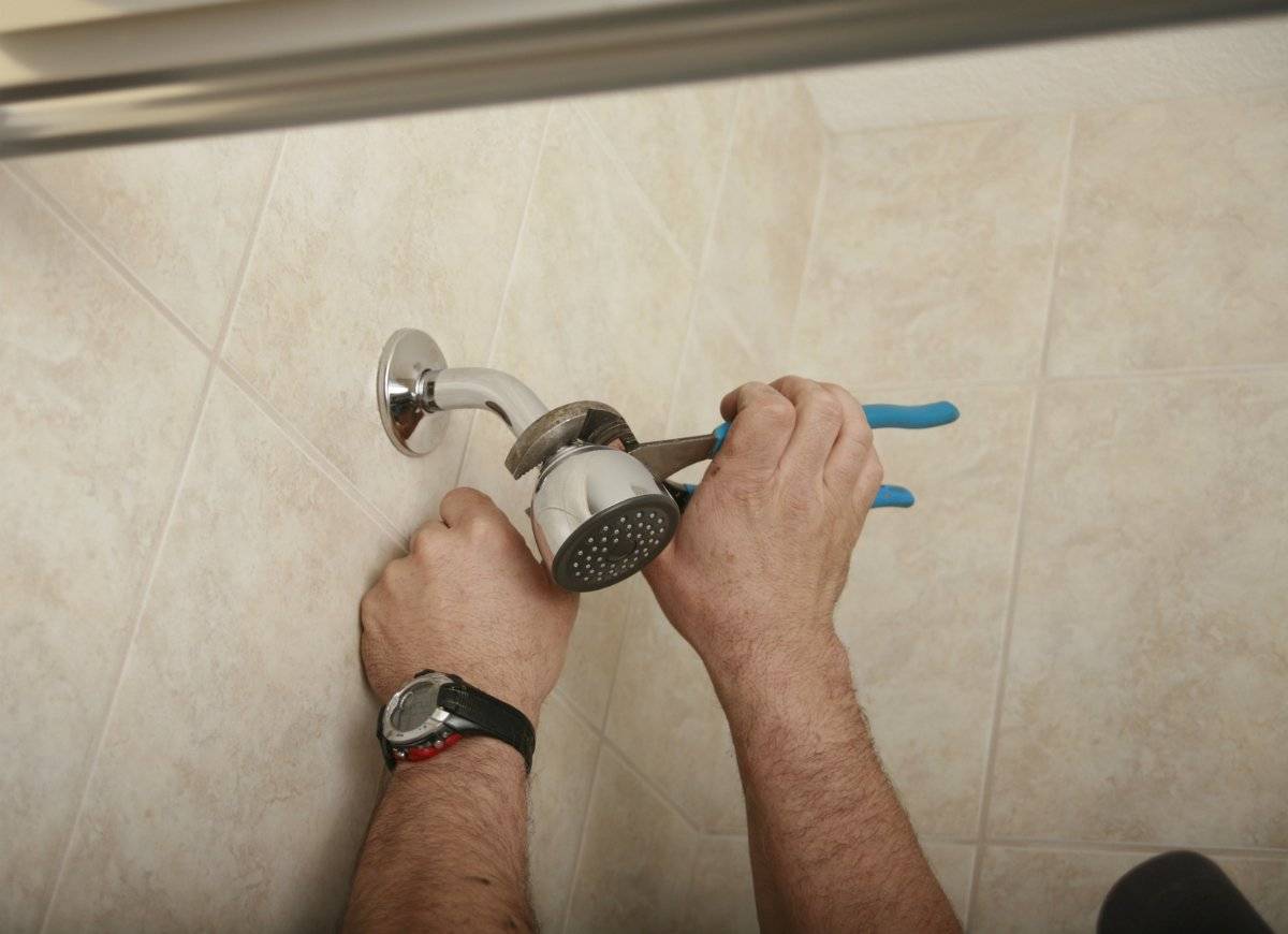 Réparation de cabine de douche : remplacer une vitre éclatée ou cassée, pourquoi les portes de douche explosent et comment remplacer une pièce cassée