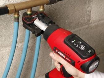 Pince à sertir pour tubes métal-plastique : comment choisir + mode d'emploi