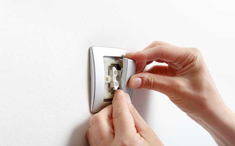 Comment connecter un interrupteur d'éclairage à trois gangs