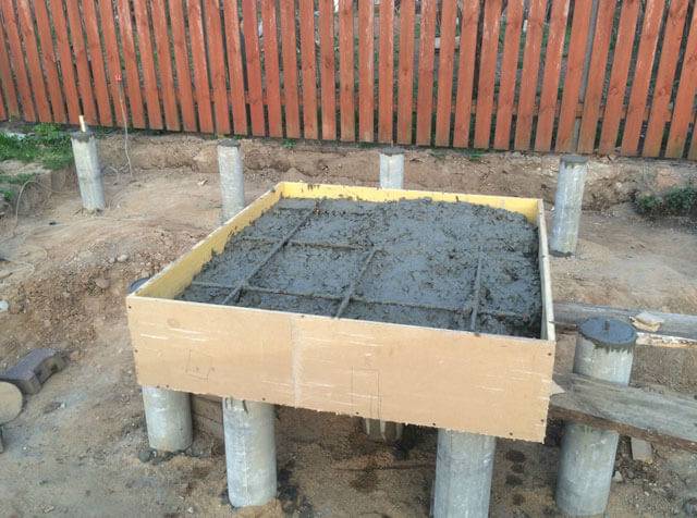 Bien installer une cheminée dans une maison en bois : exigences réglementaires + étapes d'installation