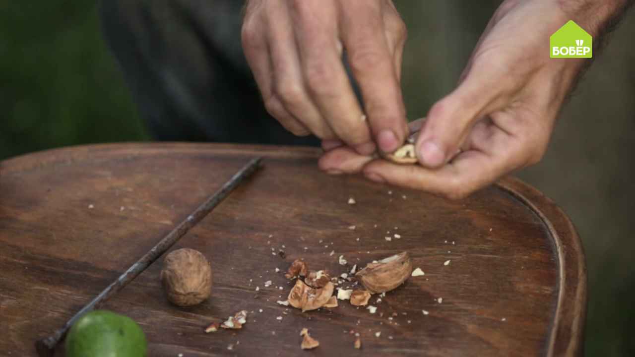 Célèbres 3 façons bon marché d'éliminer les rayures sur les meubles laqués : noyer, cire et crème