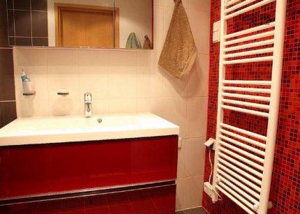 Installation d'un sèche-serviettes vertical