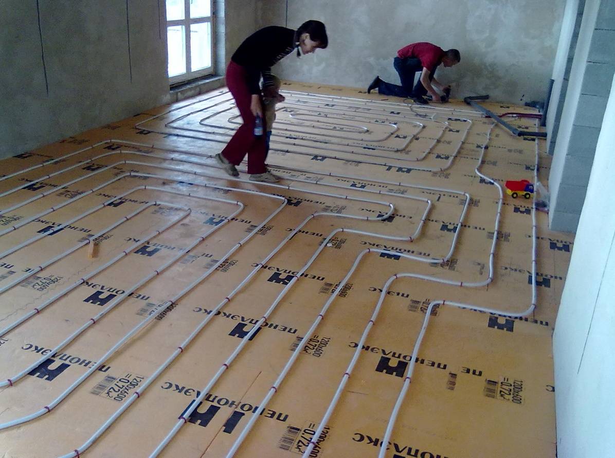 Isolation thermique pour un sol chaud: quelle épaisseur d'isolation est nécessaire sous un sol d'eau, des plaques calorifuges, des tapis avec des "bosses"-pinces