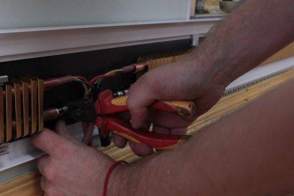 Chauffage par plinthes: caractéristiques de l'installation d'une plinthe chauffante à eau et électrique