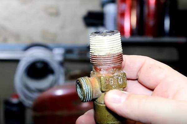 Comment dévisser la valve d'une bouteille de gaz : instructions étape par étape