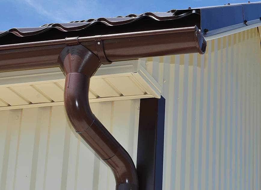 Quoi de mieux pour choisir des gouttières en métal ou en plastique pour le toit