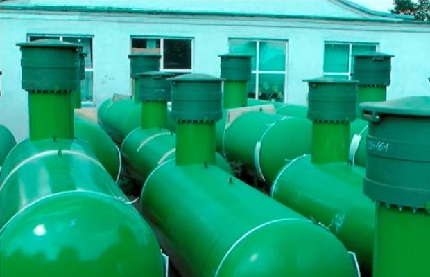 Comment déterminer correctement la distance entre un réservoir d'essence et un bâtiment résidentiel: choisissez un endroit approprié sur le site