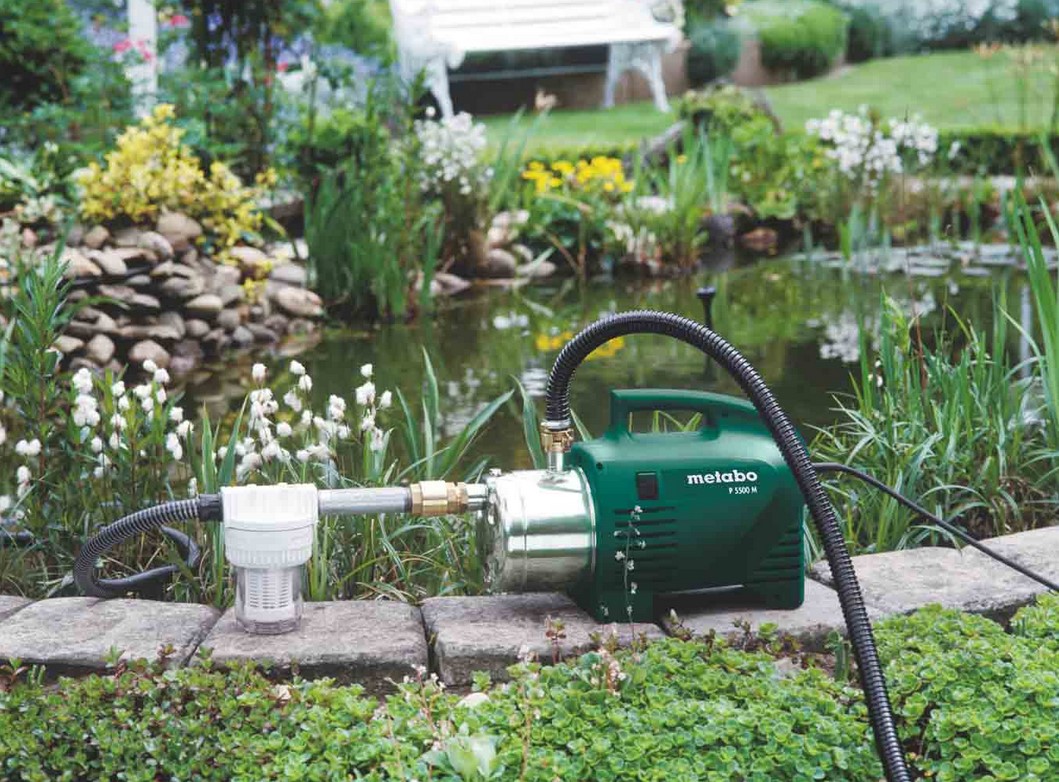 Pompe pour l'arrosage d'un baril de jardin