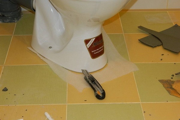 Fixer les toilettes au sol sur un carrelage : instructions étape par étape