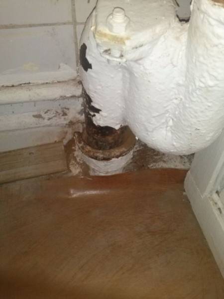 Comment fixer correctement l'évier au mur: une analyse détaillée étape par étape des travaux d'installation