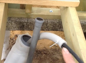 Pose et installation d'une conduite d'eau en PEHD dans le sol de manière fermée