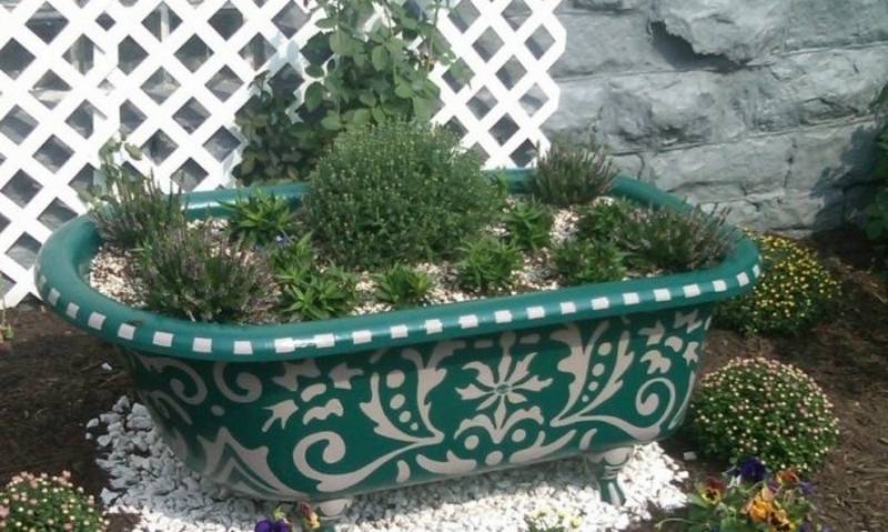 Un vieux bain dans un chalet d'été, que peut-on faire d'un vieux bain, des idées pratiques pour une banlieue