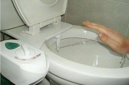 Aperçu comparatif du couvercle du bidet, de la tête du bidet et de la fixation du bidet et de leur connexion