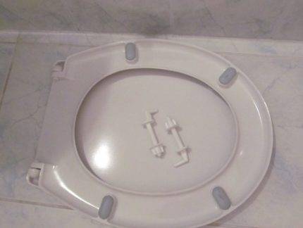 Couvercles de toilettes: variétés et leurs caractéristiques, comment choisir