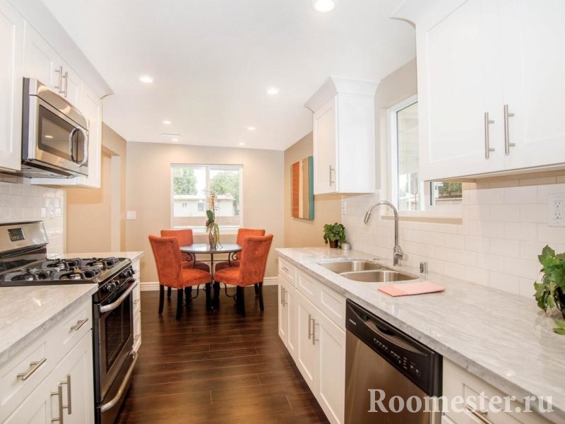 Comment utiliser efficacement les espaces étroits entre les meubles dans la cuisine ou la salle de bain