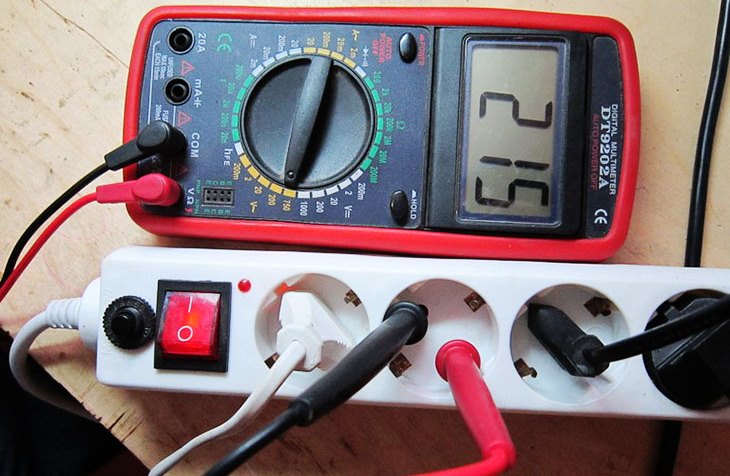 Comment vérifier la tension dans la prise avec un multimètre