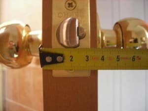 Comment installer indépendamment un loquet dans une porte intérieure: une instruction étape par étape avec une photo