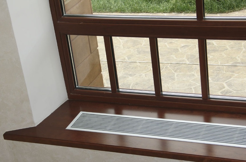 Convecteurs encastrables : caractéristiques des convecteurs de chauffage à eau encastrés dans un rebord de fenêtre ou un plancher, aperçu des modèles