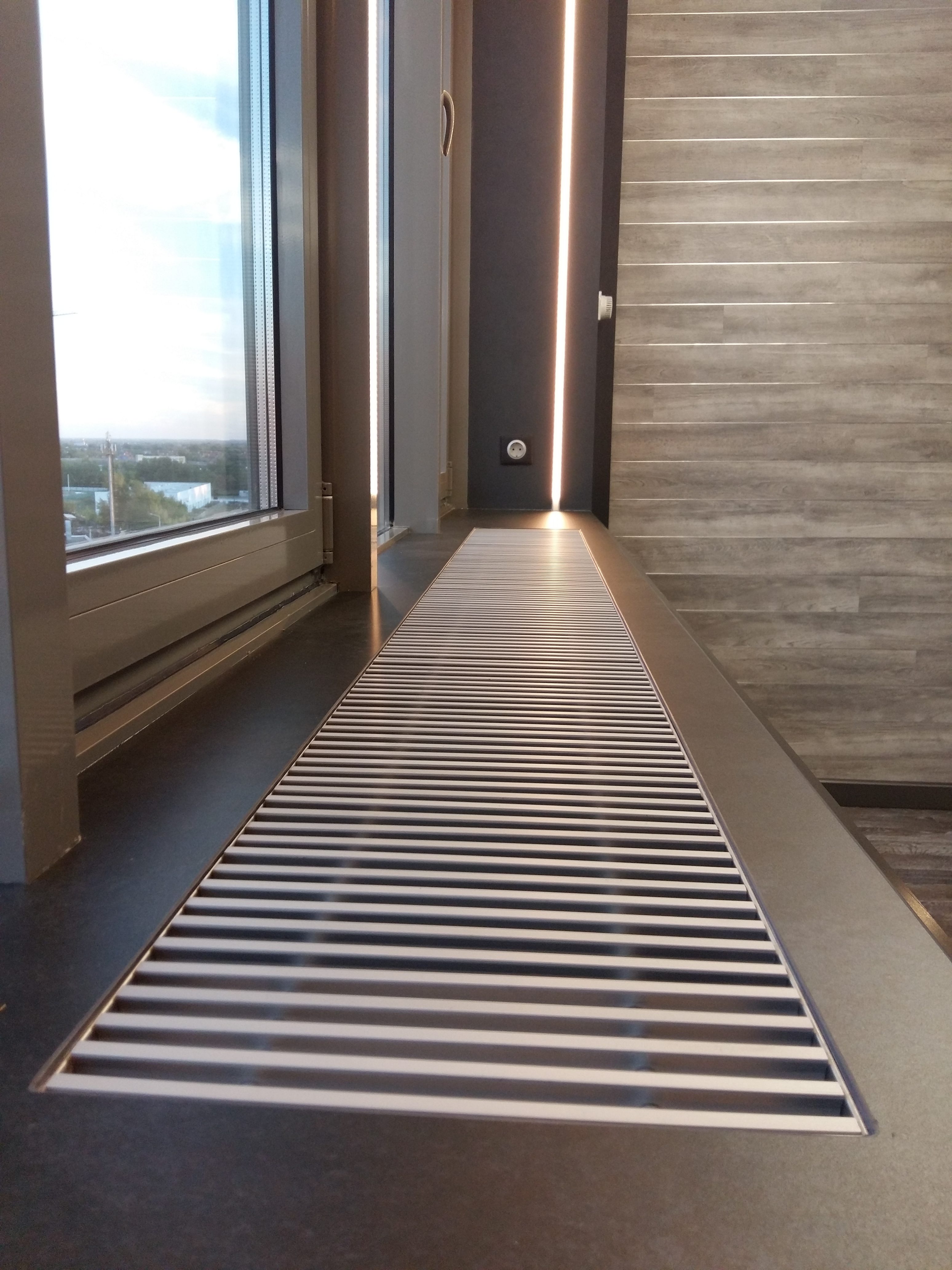 Convecteurs de chauffage au sol à eau: types, caractéristiques d'installation et disposition