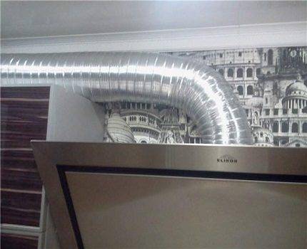 Comment la ventilation est construite dans la cuisine: règles et schémas du dispositif de hotte