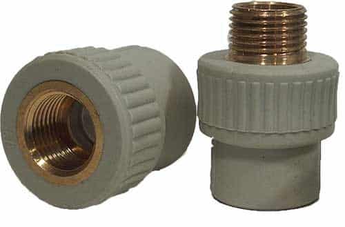 Raccordement de tuyaux en plastique à des tuyaux métalliques: une analyse des meilleures méthodes et des nuances d'installation