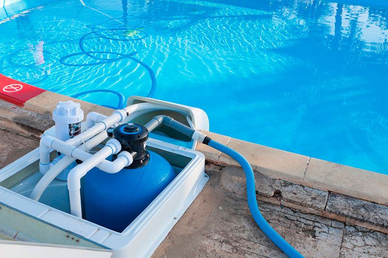 Equipement pour piscines : sélection pour le traitement de l'eau des piscines extérieures pour enfants. calcul d'équipement pour une structure en béton dans un bain