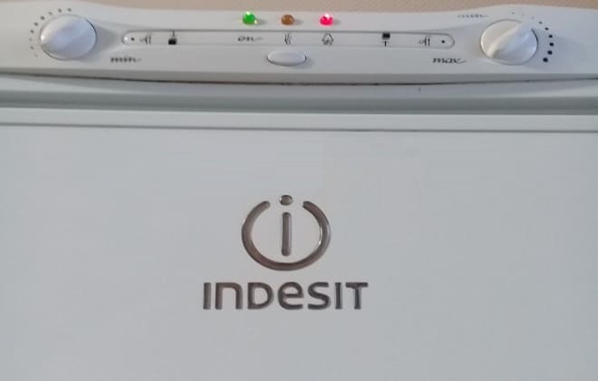 Quelle température devrait être dans le réfrigérateur et le congélateur: normes et normes