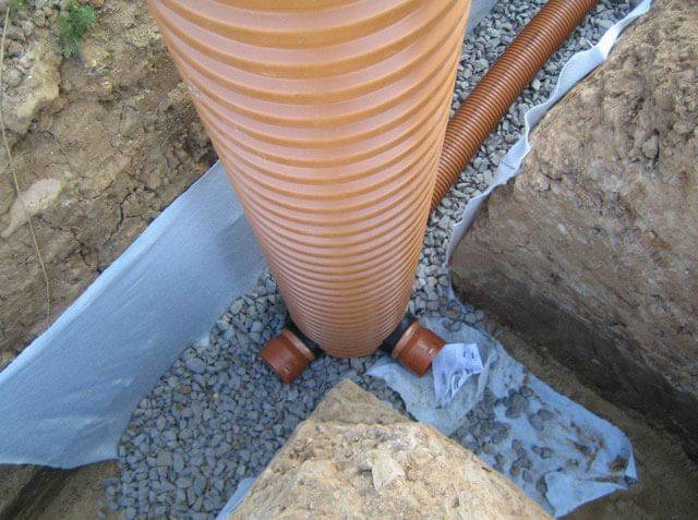 Comment faire un puits de drainage de vos propres mains et y apporter des tuyaux