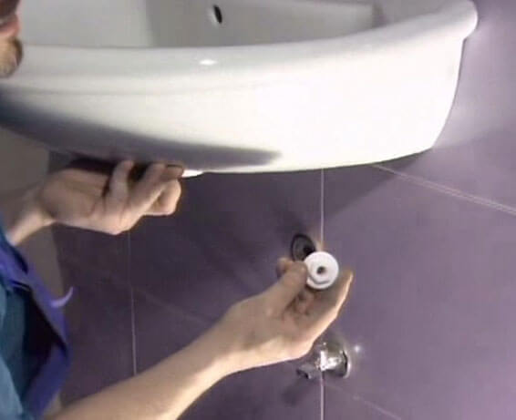 Meuble suspendu avec évier: instructions d'installation et de raccordement