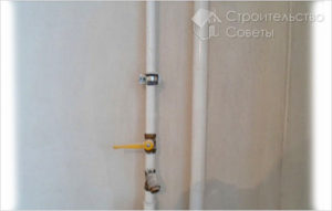 Peinture pour conduites de gaz: règles et réglementations pour la peinture à l'intérieur de l'appartement et dans la rue 