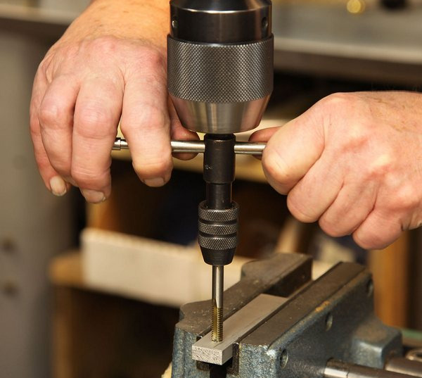 Hache, hachoir à viande, mixeur : on utilise une perceuse et un tournevis à d'autres fins